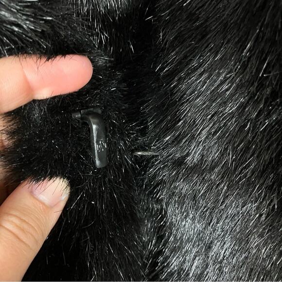 Jaclyn Smith Classics | Black Faux Fur Coat Hook & Loop Machine Washable LARGE - Picture 3 of 6